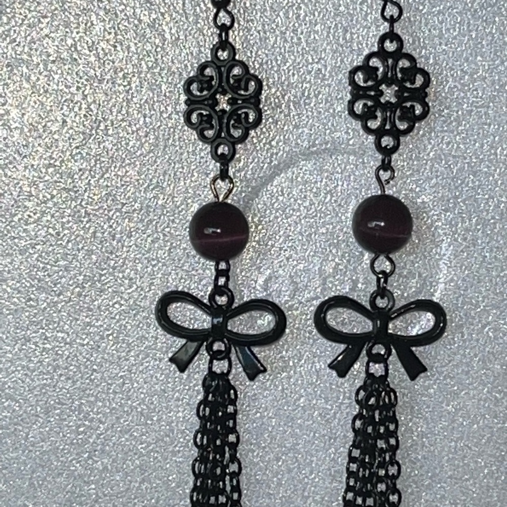 Handmade intricate and elegant purple and black dangle earrings - Picture 4 of 4